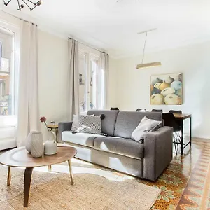 4bedroom-apartment-with-a-balcony-in-las-ramblas-1-1.catalonia-hotels.com/